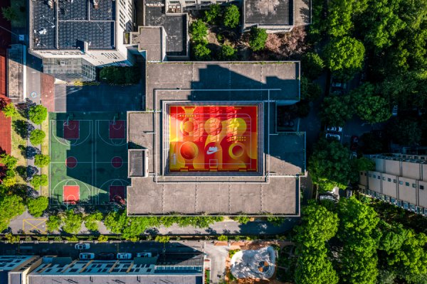 点赢通 宝山这所小学的运动场竟源自数万双旧球鞋，为校园体育场地做增量打开新思路